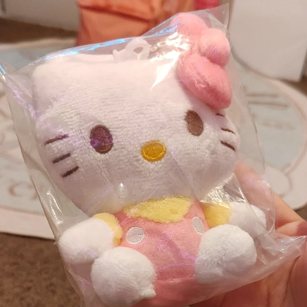 Hello Kitty Plush Keychain - Picture 4 of 4
